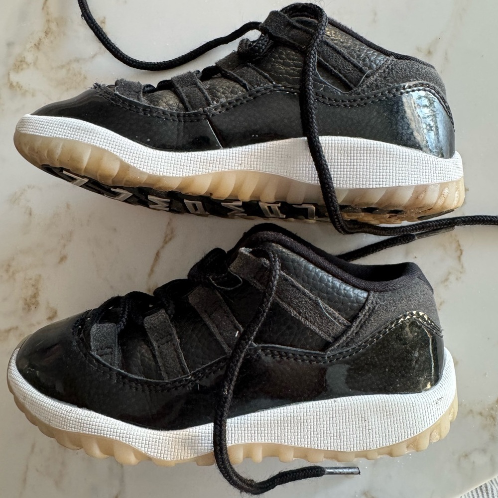 Jordan 11 retro Low Toddler 6c Black Gym Red